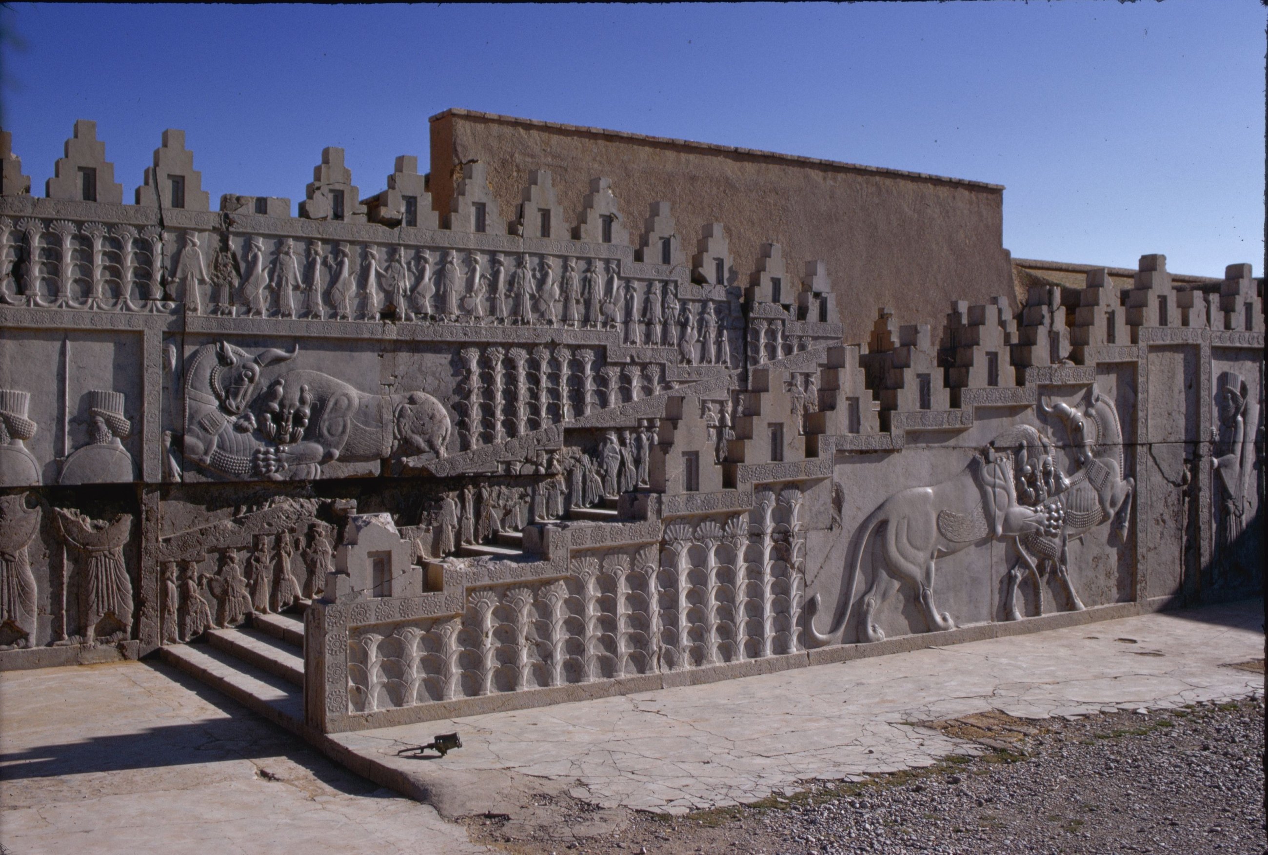 Ancient ruses. Персеполь дворец ападана. Персидская Империя Ахеменидов Персеполь. Дворец Ахеменидов в Персеполе. Персидская держава Персеполь.