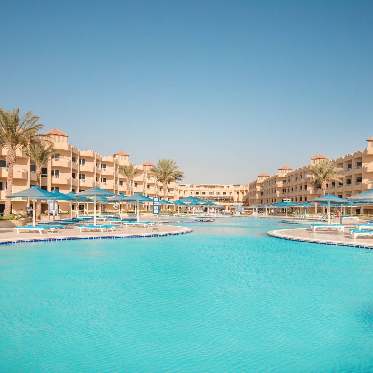 Почивка в AMWAJ BEACH CLUB 4* Сома Бей, Египет