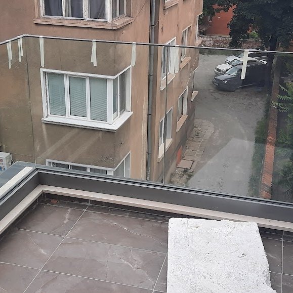 изцяло стъклен парапет
