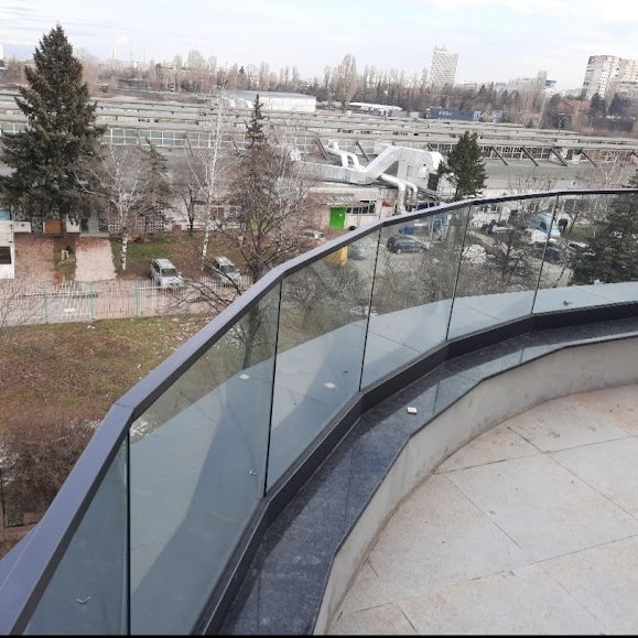 изцяло стъклен парапет