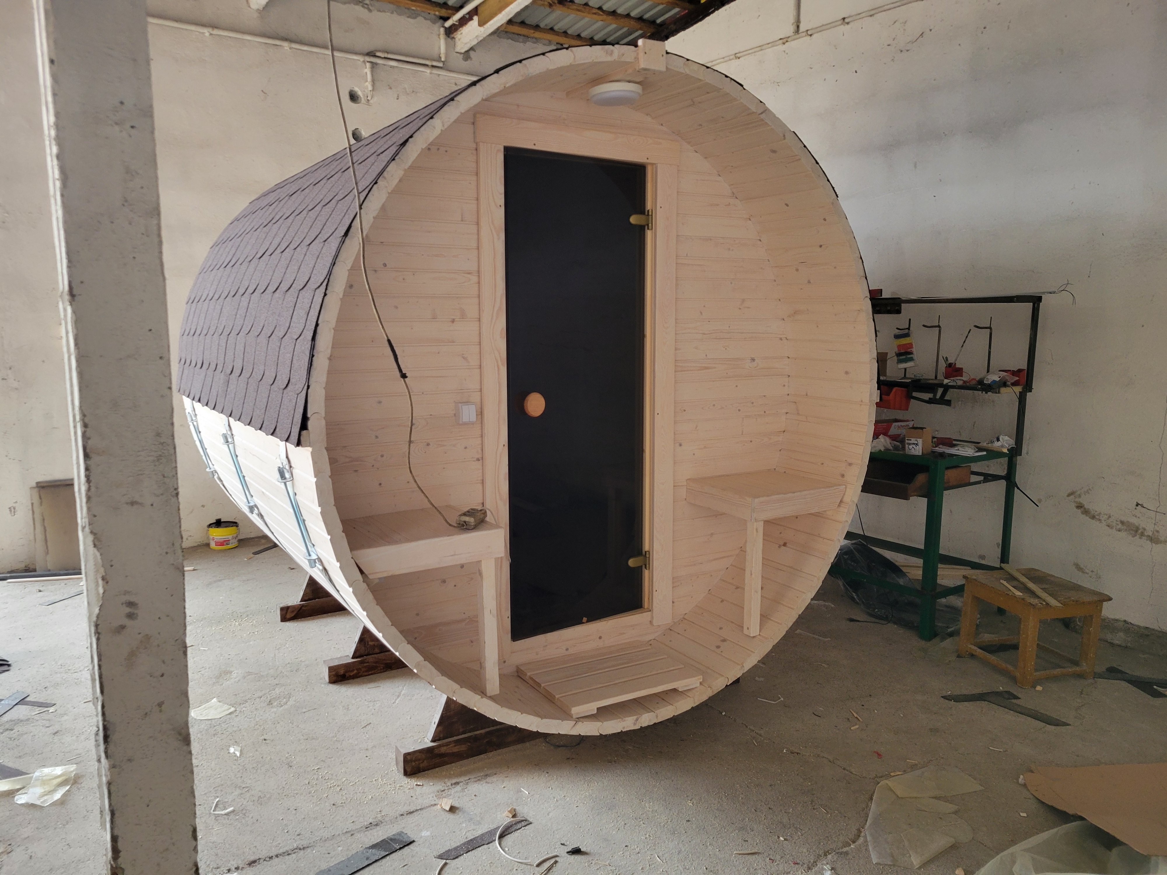IVA SAUNA Barrel 2.0 m с тераса – външна дървена сауна тип бъчва