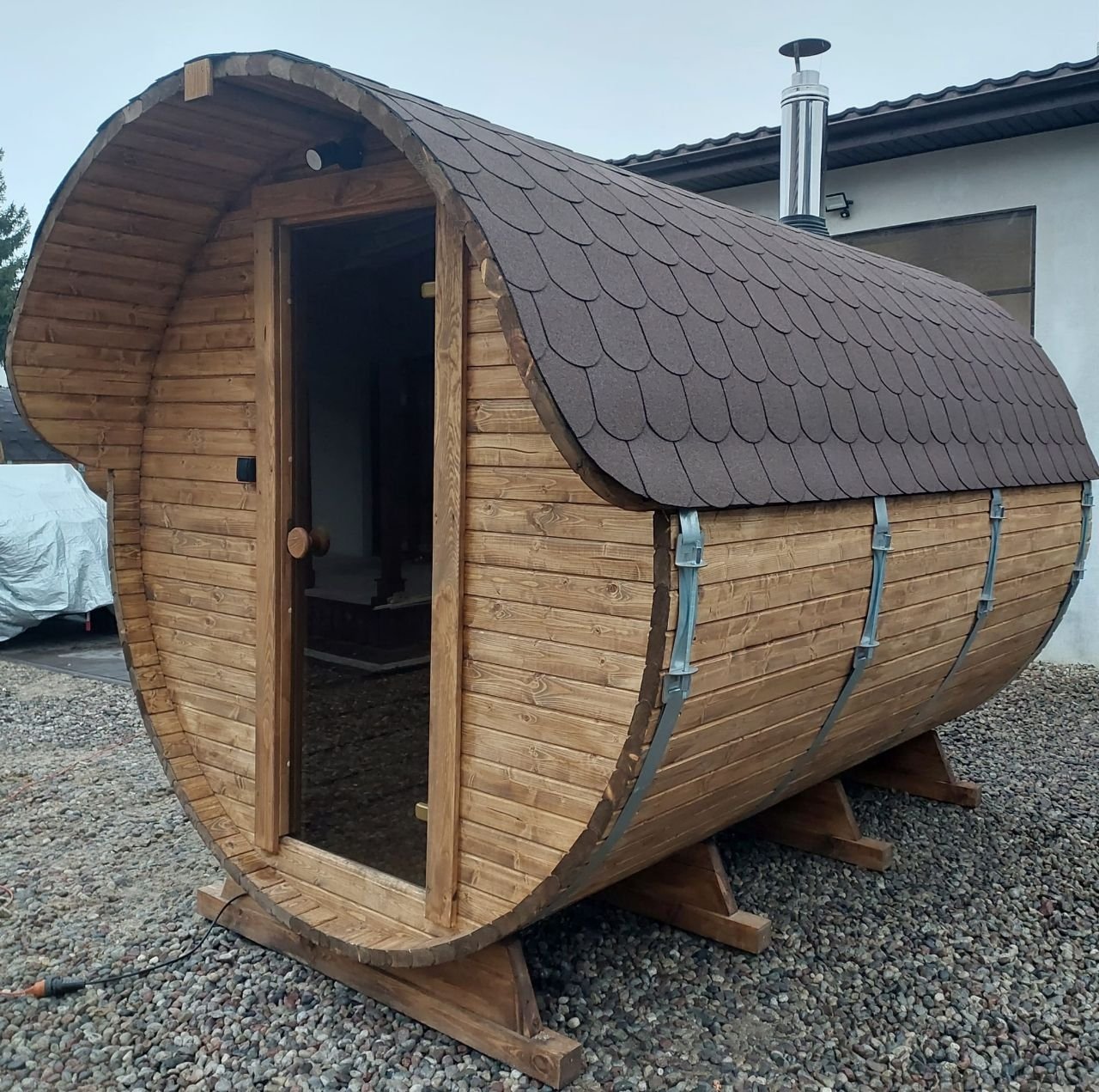 IVA SAUNA Barrel 3.0 m с навес – просторна външна дървена сауна тип бъчва