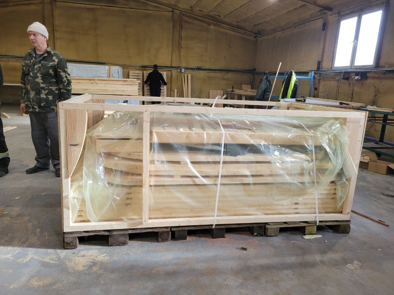 IVA SAUNA Barrel 3.0 m с навес – просторна външна дървена сауна тип бъчва