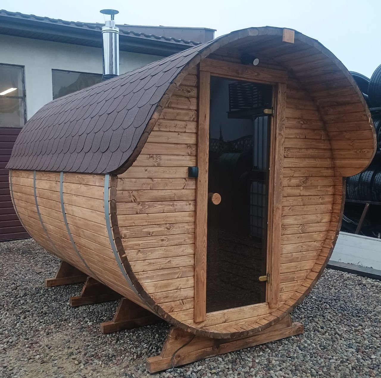 IVA SAUNA Barrel 3.0 m с навес – просторна външна дървена сауна тип бъчва
