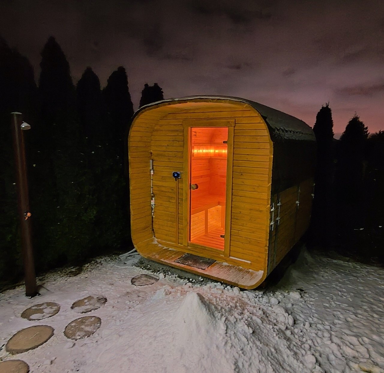 IVA SAUNA Quadro MINI 1.8 m – компактна квадратна външна дървена сауна