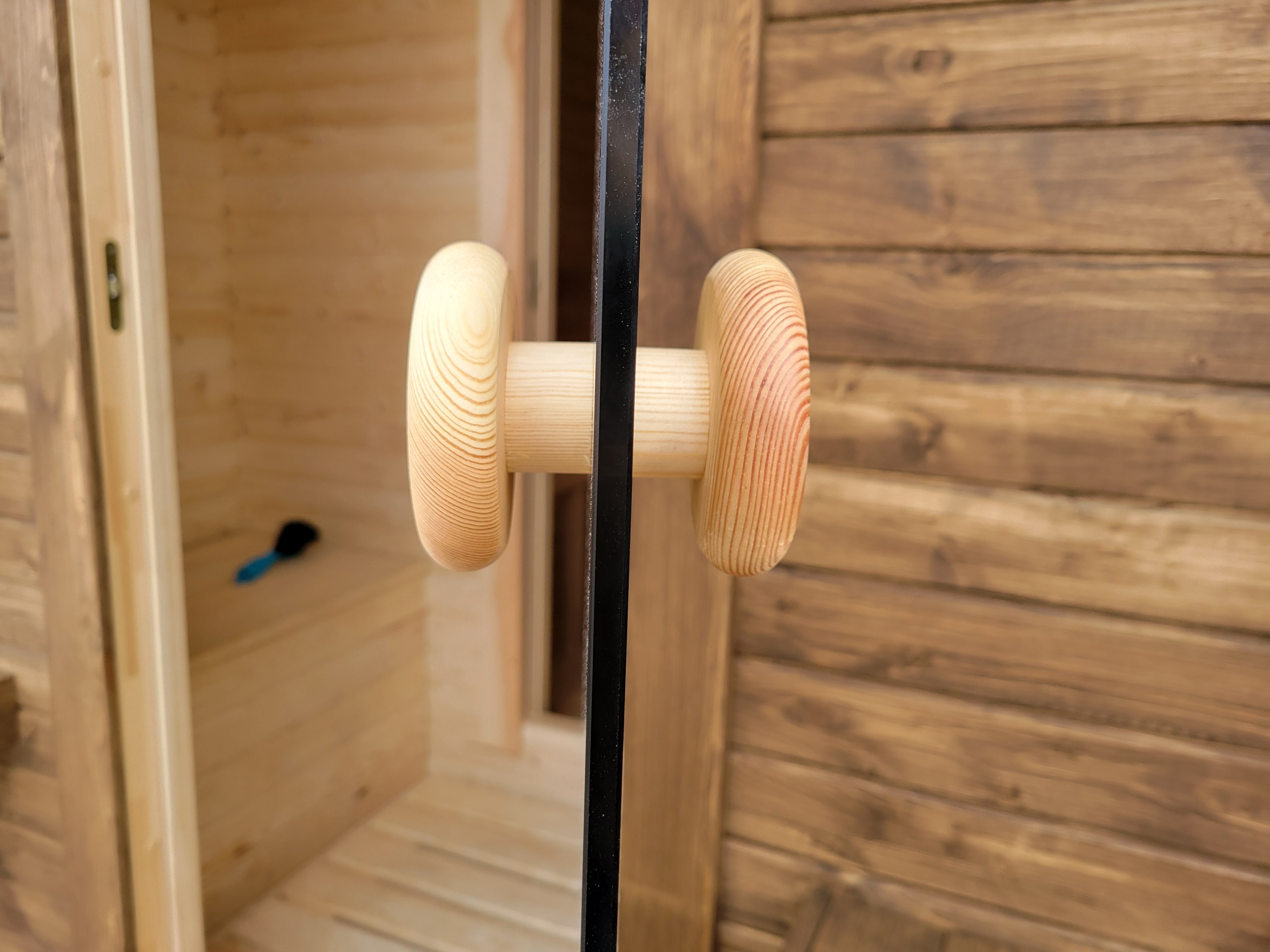 IVA SAUNA Barrel MINI 1.8 – компактна външна дървена сауна за двор