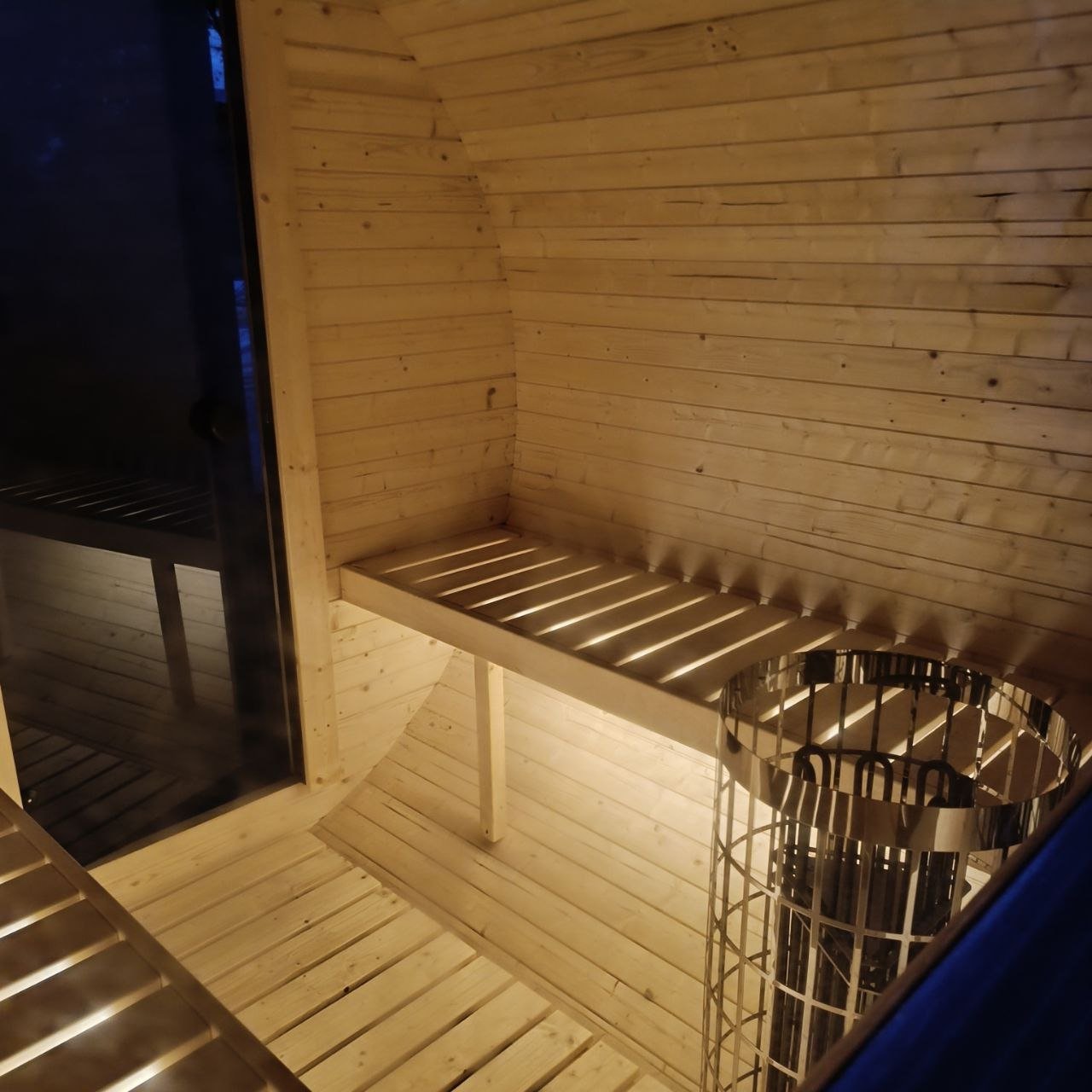 IVA SAUNA Barrel 3.0 m с навес – просторна външна дървена сауна тип бъчва