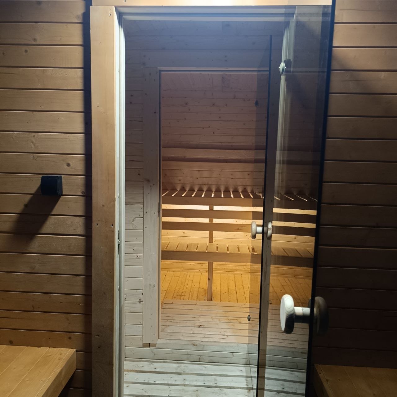 IVA SAUNA Quadro 3.0 m с тераса – просторна квадратна външна дървена сауна