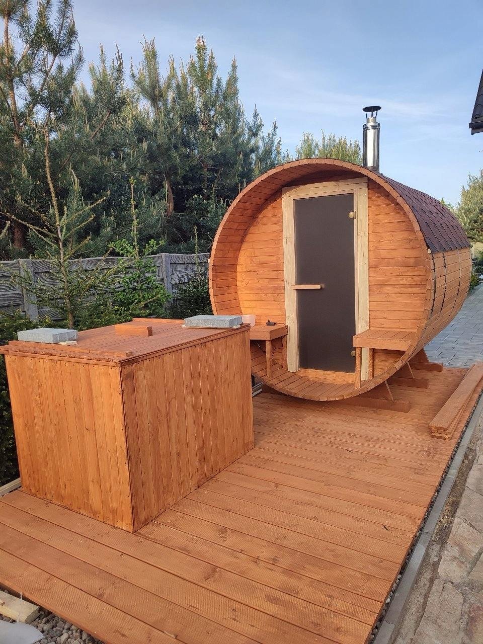 IVA SAUNA Barrel 3.0 m с навес – просторна външна дървена сауна тип бъчва