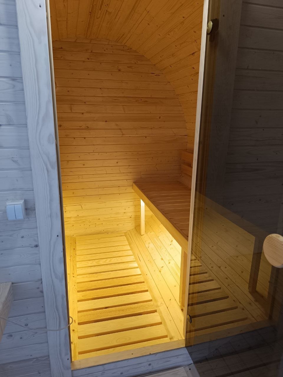 IVA SAUNA Barrel 3.0 m с навес – просторна външна дървена сауна тип бъчва