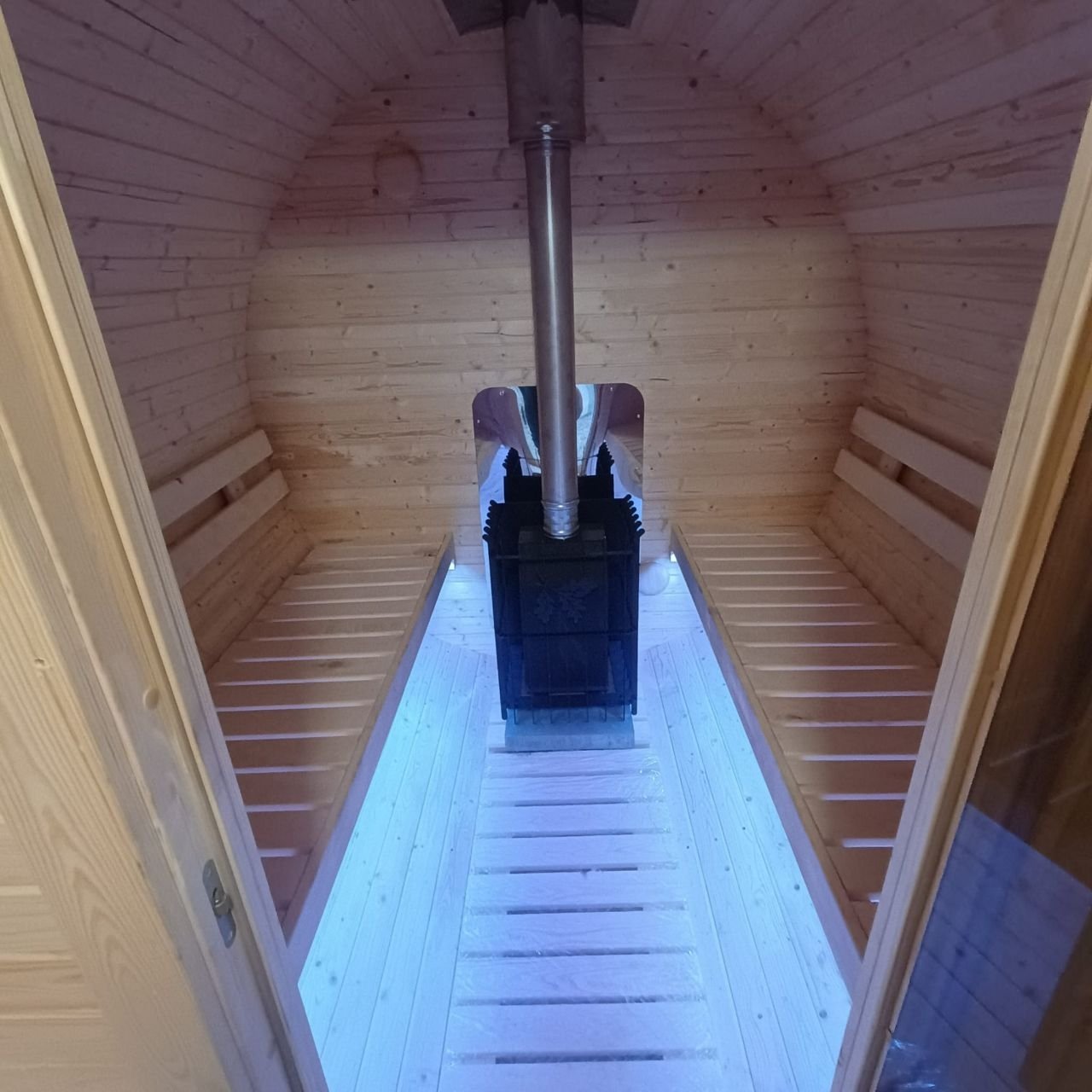 IVA SAUNA Barrel 2.0 m с тераса – външна дървена сауна тип бъчва