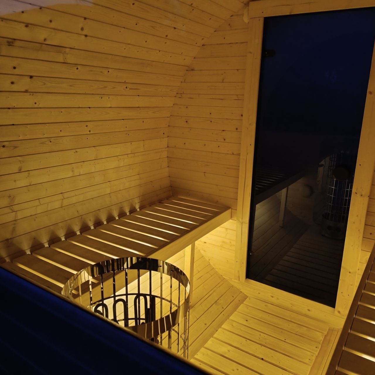 IVA SAUNA Barrel 3.0 m с навес – просторна външна дървена сауна тип бъчва