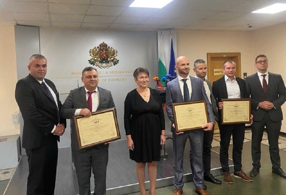 В МИНИСТЕРСТВО НА ИКОНОМИКАТА ВРЪЧИХА ДВА СЕРТИФИКАТА ЗА ИНВЕСТИЦИИ
