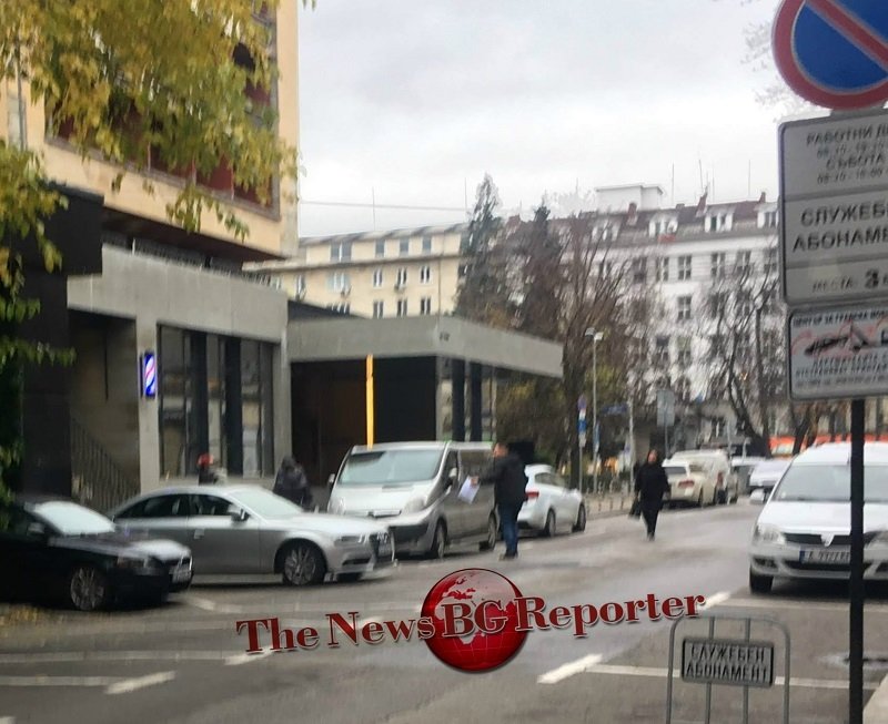 ЕКСКЛУЗИВНО! МОБИЛНИТЕ ОФИСИ ПРЕД ХОТЕЛ "РИЛА" ПРОДЪЛЖАВАТ С ПОСРЕДНИЧЕСКАТА СИ ДЕЙНОСТ!