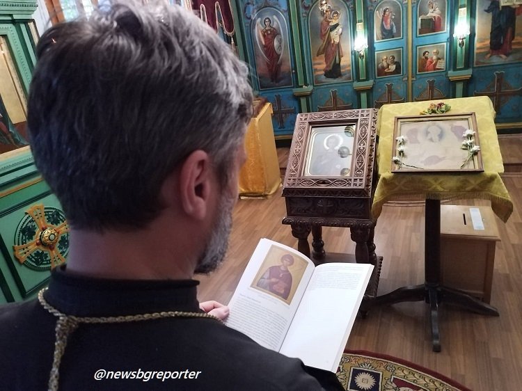 ОТЕЦ ДИМИТЪР ТУХЧИЕВ С КНИГА ЗА ИСТОРИЯТА НА ХРАМ „СВЕТИ ПАНТЕЛЕЙМОН“ В КНЯЖЕВО | The News BG Reporter ®