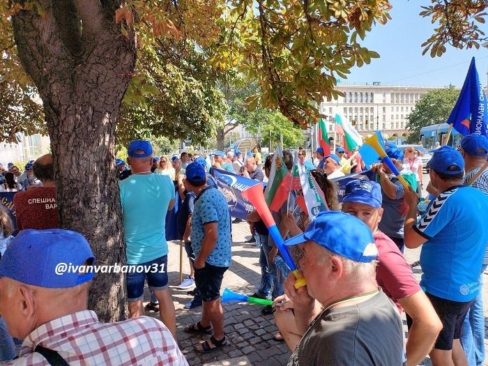 ПРЕДУПРЕДИТЕЛНИ СТАЧНИ ДЕЙСТВИЯ НА СИНДИКАТ „ЗАЩИТА“ ЗАРАДИ ЗАПЛАТИТЕ В СПЕШНАТА ПОМОЩ + ФОТОРЕПОРТАЖ | The News BG Reporter ®