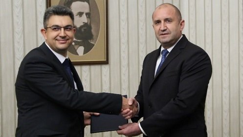 ПРЕЗИДЕНТЪТ РАДЕВ ВРЪЧИ МАНДАТ ЗА СЪСТАВЯНЕ НА ПРАВИТЕЛСТВО НА "ИМА ТАКЪВ НАРОД", ПРИЕ ГО ПЛАМЕН НИКОЛОВ | The News BG Reporter ®