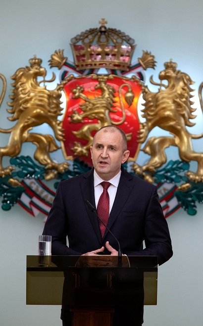 РУМЕН РАДЕВ ОБЯВИ, ЧЕ СЕ КАНДИДАТИРА ЗА ВТОРИ ПРЕЗИДЕНТСКИ МАНДАТ С ВИЦЕПРЕЗИДЕНТА ЙОТОВА