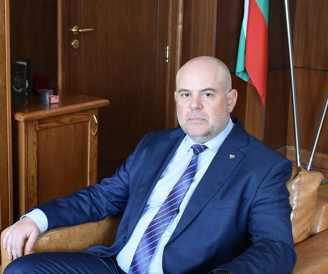 ИВАН ГЕШЕВ: "НЯМА ДА КОМЕНТИРАМ ПОЛИТИЧЕСКИ ИЗКАЗВАНИЯ И ЕМОЦИОНАЛНИ ИЗБЛИЦИ НА БЪЛГАРСКИ ПОЛИТИЦИ!"