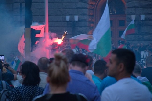 Полицията овладя напрежение пред сградата на Народно събрание - 2