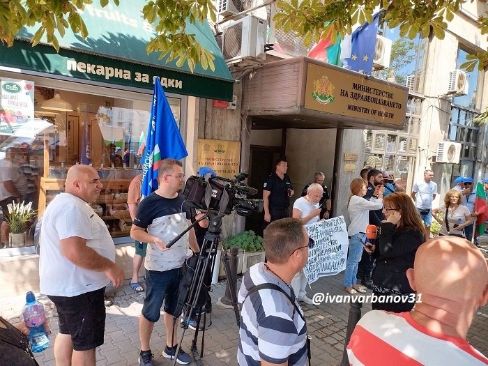 ПРЕДУПРЕДИТЕЛНИ СТАЧНИ ДЕЙСТВИЯ НА СИНДИКАТ „ЗАЩИТА“ ЗАРАДИ ЗАПЛАТИТЕ В СПЕШНАТА ПОМОЩ + ФОТОРЕПОРТАЖ | The News BG Reporter ®