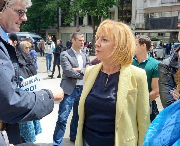 Манолова на протеста пред Съдебната палата: Опитът да се сплаши Бойко Рашков е опит да сплашат всички министри | The News BG Reporter ®