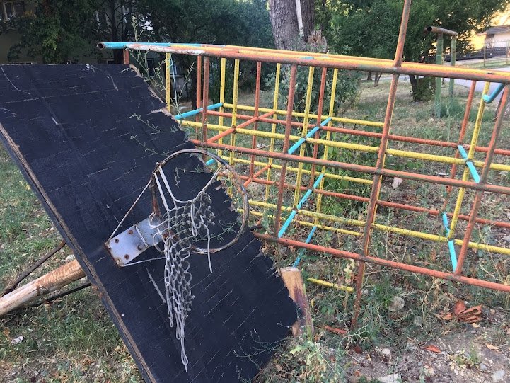 ОБОРУДВАНЕ ЗА ДЕТСКА ПЛОЩАДКА В Ж.К.ДРУЖБА 1 В СОФИЯ СТОИ ЗАХВЪРЛЕНО МЕЖДУ БЛОКОВЕ И ЧАКА ДА БЪДЕ МОНТИРАНО