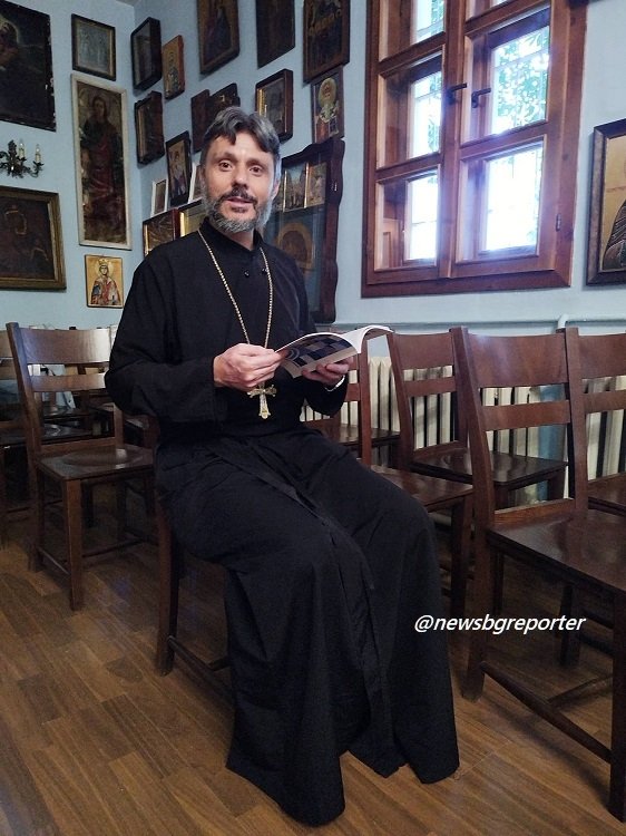 ОТЕЦ ДИМИТЪР ТУХЧИЕВ С КНИГА ЗА ИСТОРИЯТА НА ХРАМ „СВЕТИ ПАНТЕЛЕЙМОН“ В КНЯЖЕВО | The News BG Reporter ®