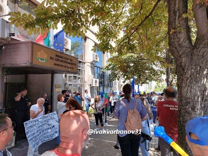 ПРЕДУПРЕДИТЕЛНИ СТАЧНИ ДЕЙСТВИЯ НА СИНДИКАТ „ЗАЩИТА“ ЗАРАДИ ЗАПЛАТИТЕ В СПЕШНАТА ПОМОЩ + ФОТОРЕПОРТАЖ | The News BG Reporter ®