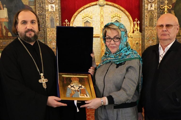 Новоназначеният руски посланик Елеонора Митрофанова пристигна в София, първо посети Руската църква
