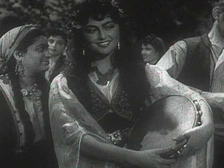 Чия е мелодията на песента"Ясен месец веч изгрява'