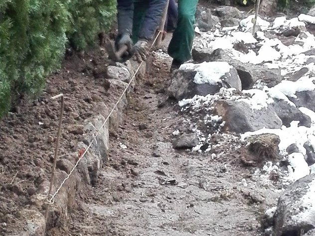 Почистване на дворове по договаряне и вертикална планировка