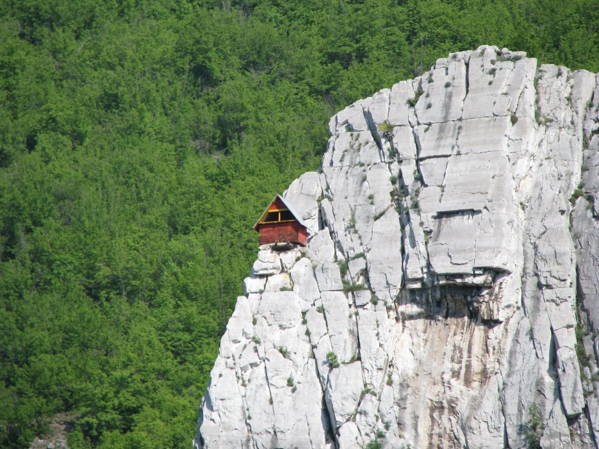 в Лакатник